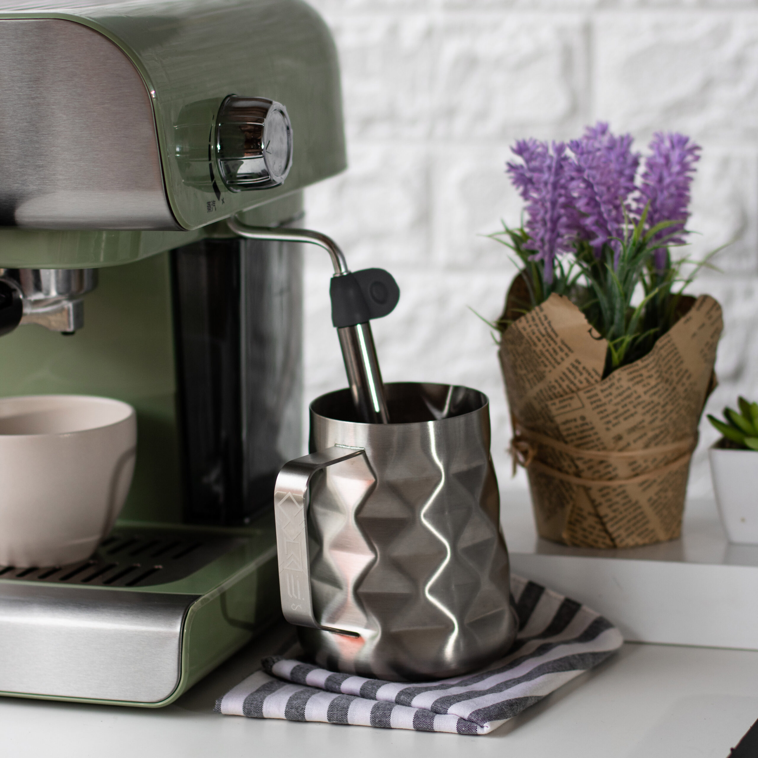 Conalli-Milk-Jug-Diamond-600-4